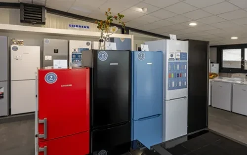 5 koelkasten in de showroom